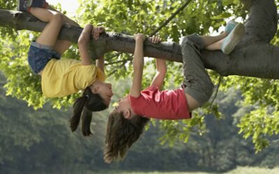 JOUER EN PLEIN AIR COMPORTE DES RISQUES – ET C’EST BON POUR LES ENFANTS