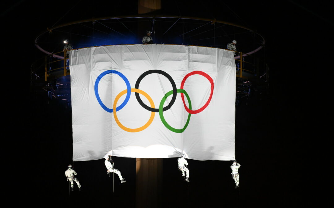 LES MÉDAILLÉS DE LA DÉLÉGATION FRANÇAISE ET LE DRAPEAU OLYMPIQUE FÊTÉS À ALBERTVILLE